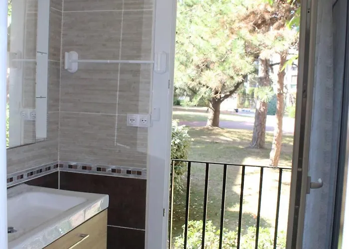 Appartement T2 Avec Terrasse Et Parking A 400 M Du Port - 4rs207 *